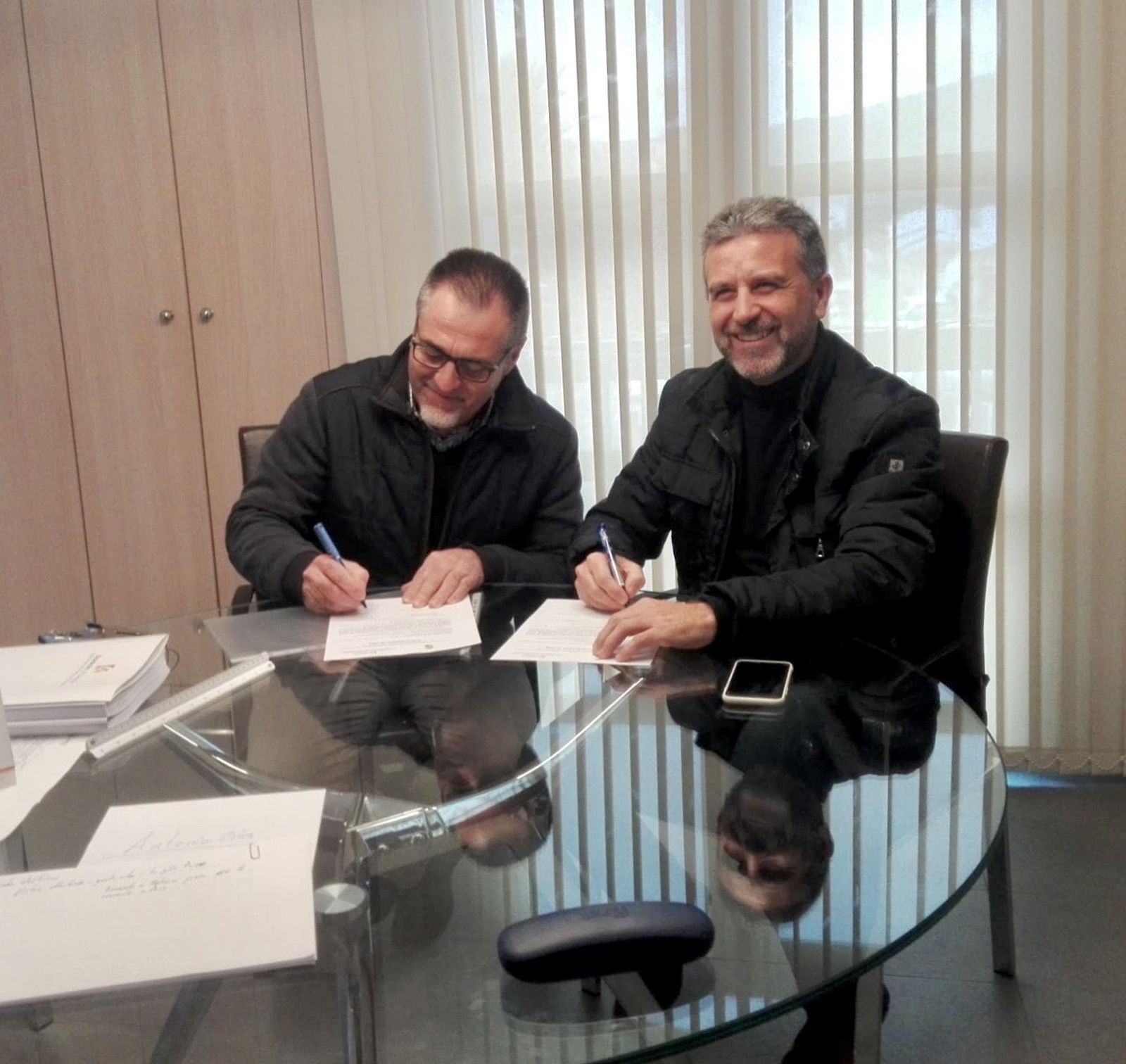 Momento de firma de la recepción de la obra.