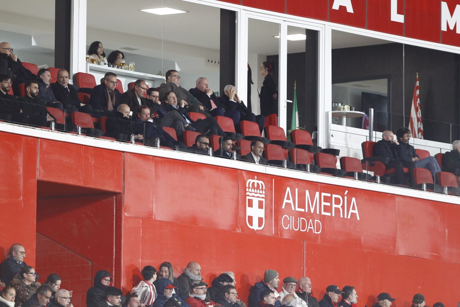 Al-Khereiji siguió el duelo ante el Andorra junto a El Assy en el palco presidencial