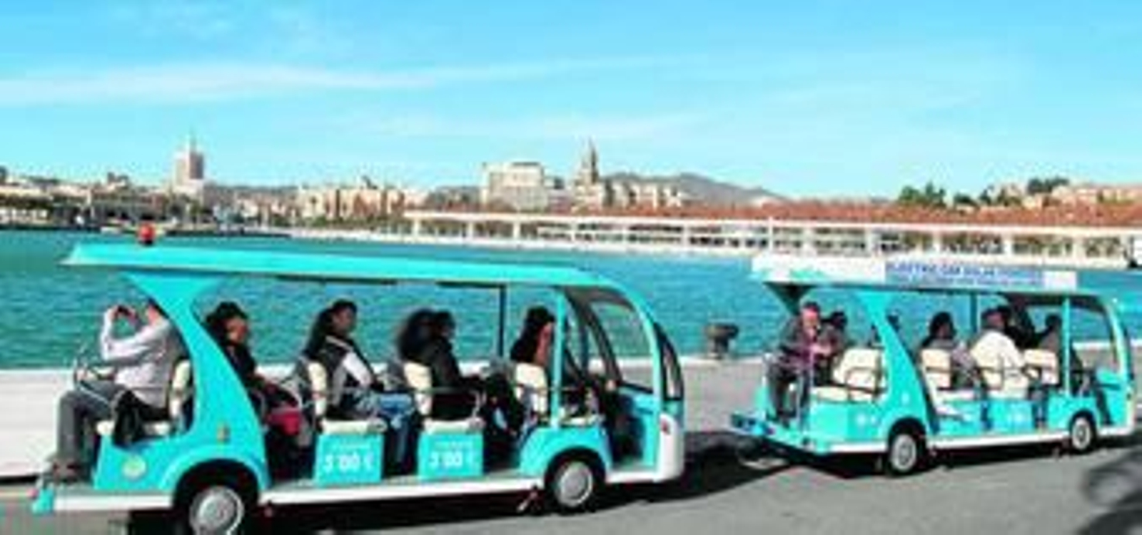 El tren panorámico solar en su viaje de vuelta hacia el principio del Muelle Uno.