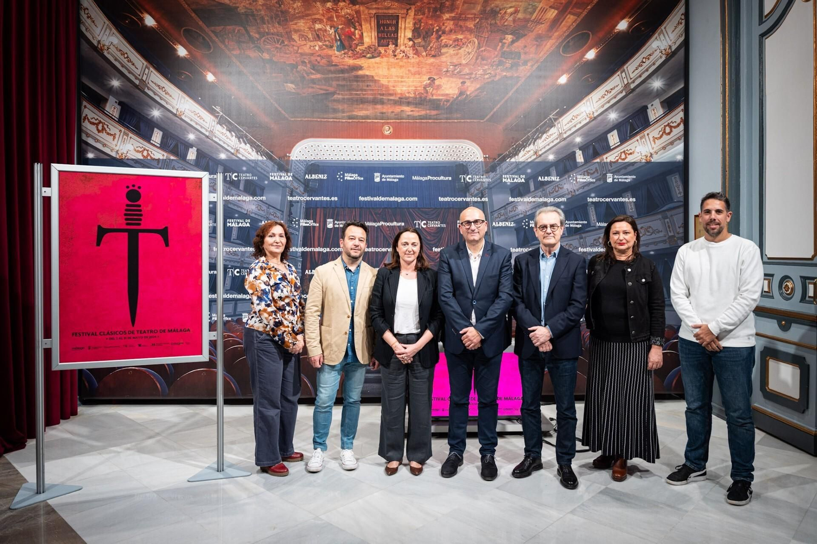 Foto de familia en la presentación del primer Festival Clásicos de Teatro de Málaga.