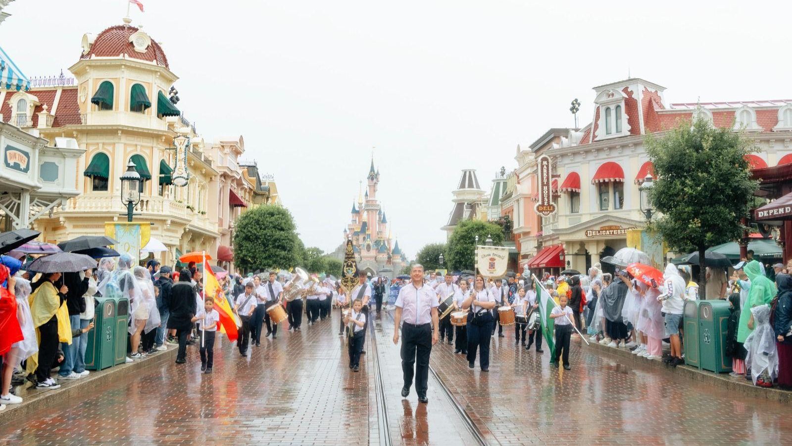 Un momento del desfile de la Banda de Música de Villa del Río en Disneyland Paris.