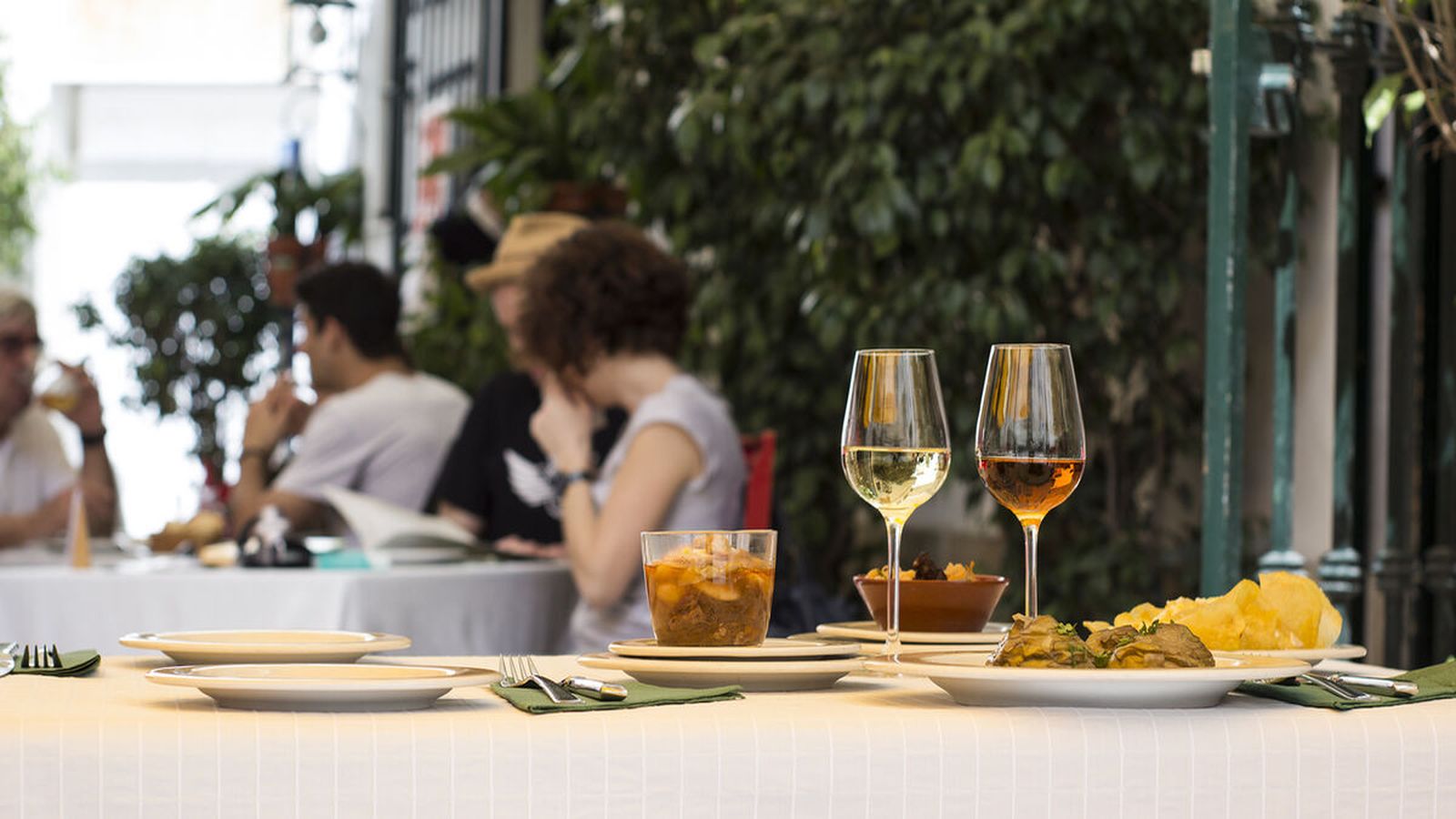 Mesa servida en el Bar Juanito