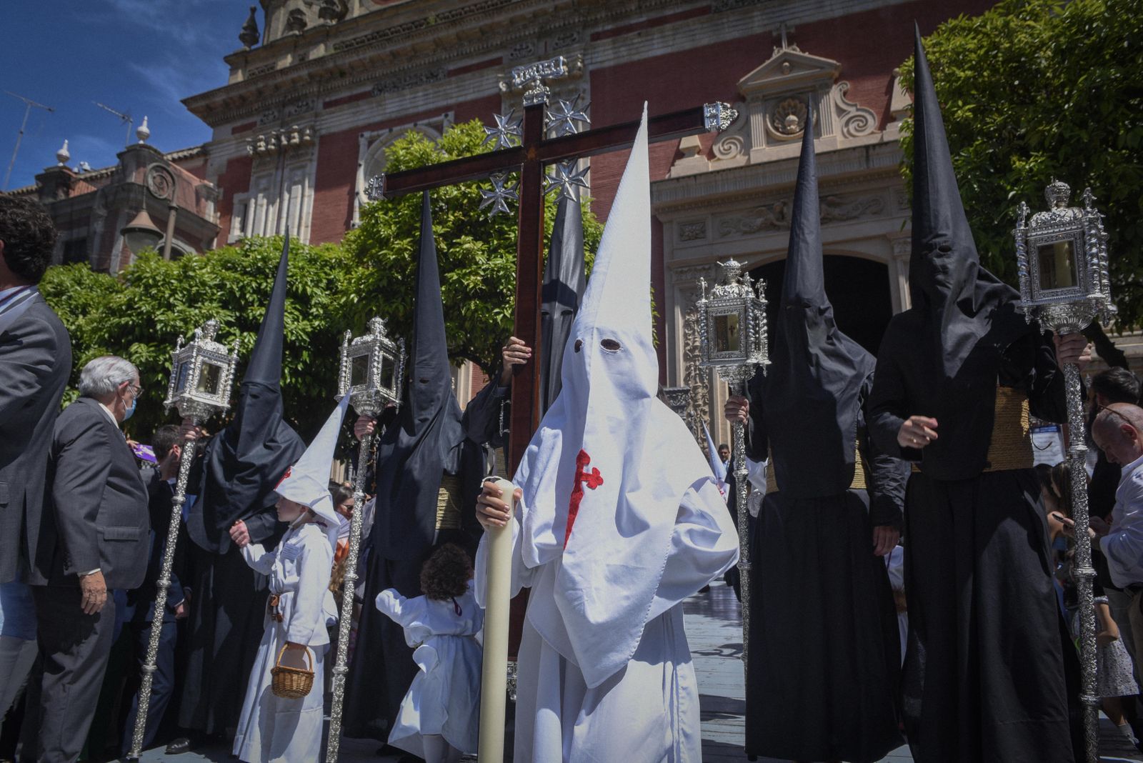 La cruz de guía de la Borriquita saliendo del Salvador.
