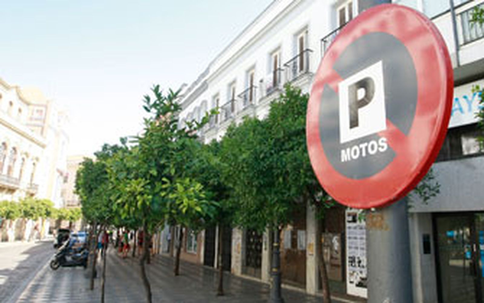 El traslado a Cristina del aparcamiento de motos pasa casi inadvertido