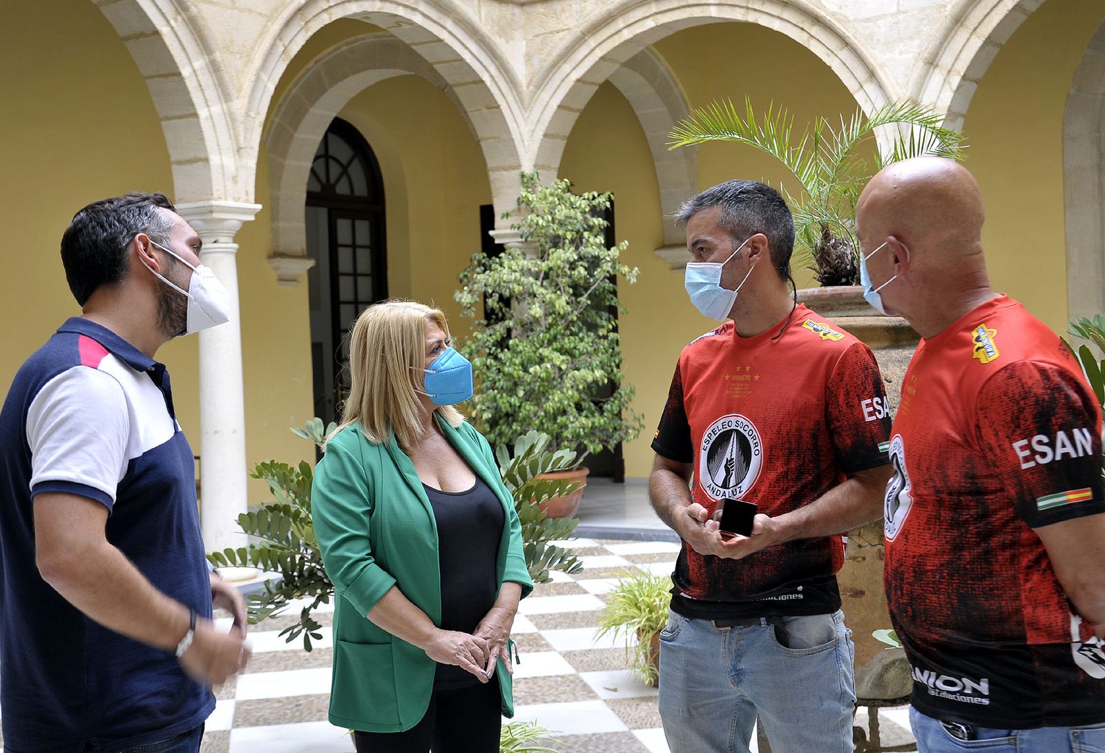 La alcaldesa charlando con dos jerezanos integrantes del grupo Espeleosocorro Andaluz (ESAN)