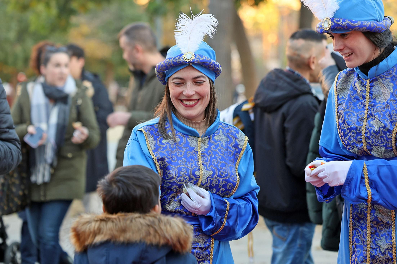 Imágenes del paje Real de SSMM los Reyes Magos recogiendo las cartas de los niños y niñas de Huelva en la plaza Houston