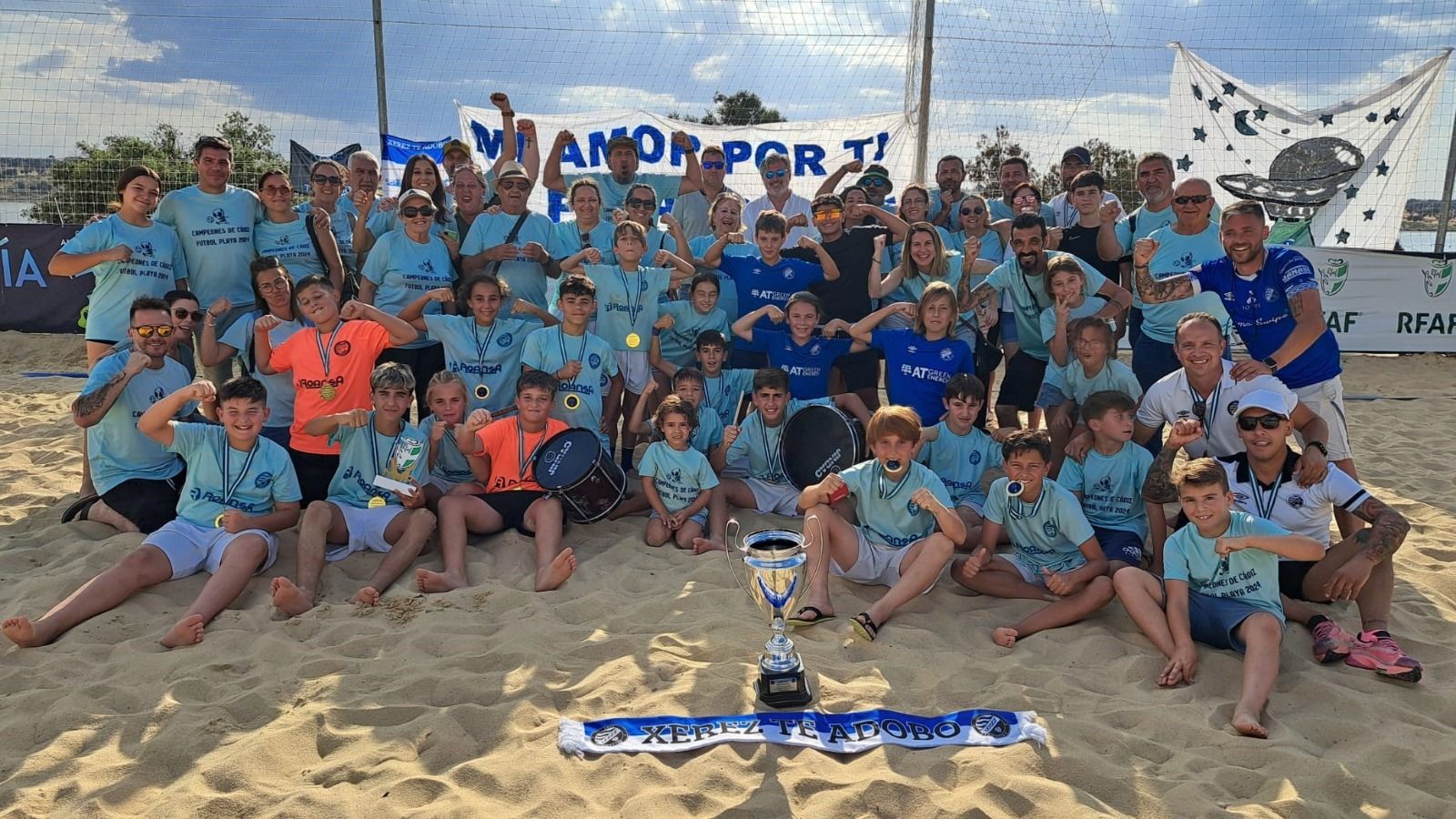 Los campeones posan con sus familias y seguidores con sus trofeos.
