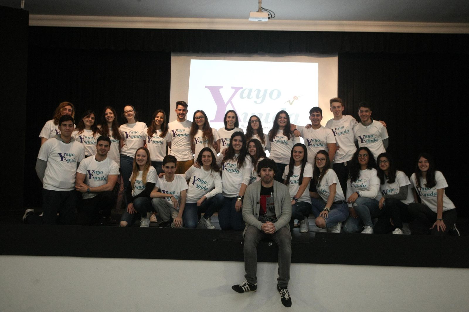 Jorge Acedo, al frente de los 25 alumnos que forman el proyecto YayoAyuda, en el instituto Isla Verde de Algeciras.