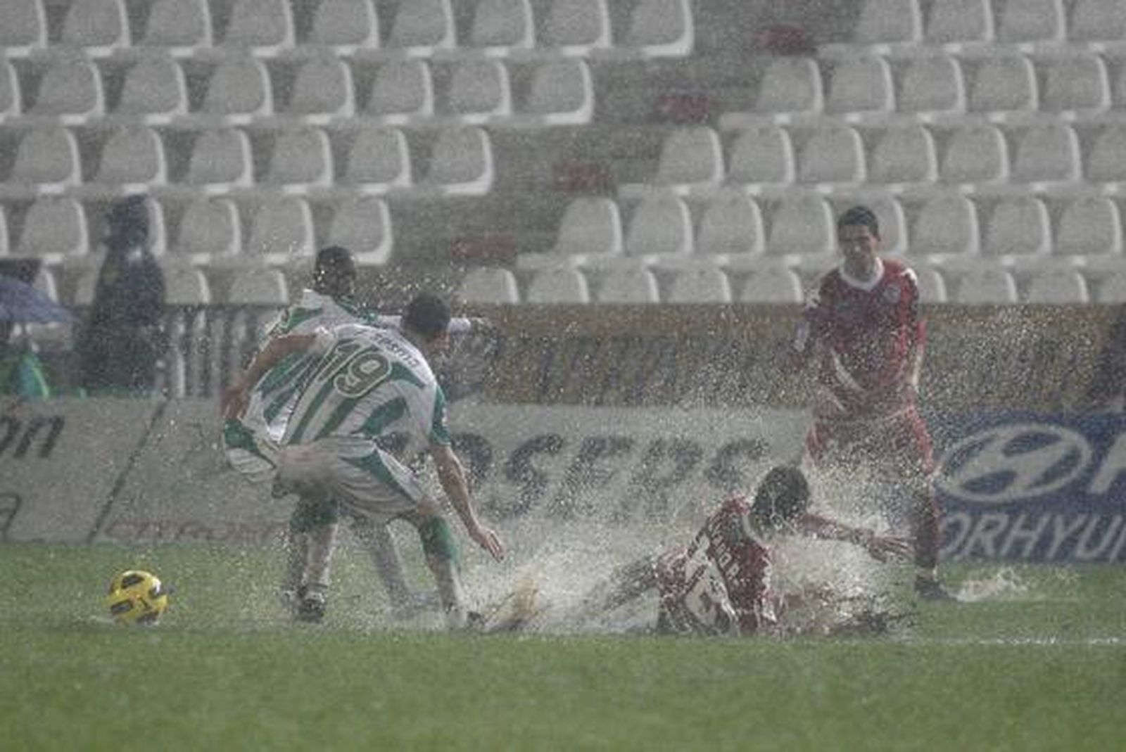 Sesma intenta llevarse un balón ante generada por la lluvia. / José Martínez