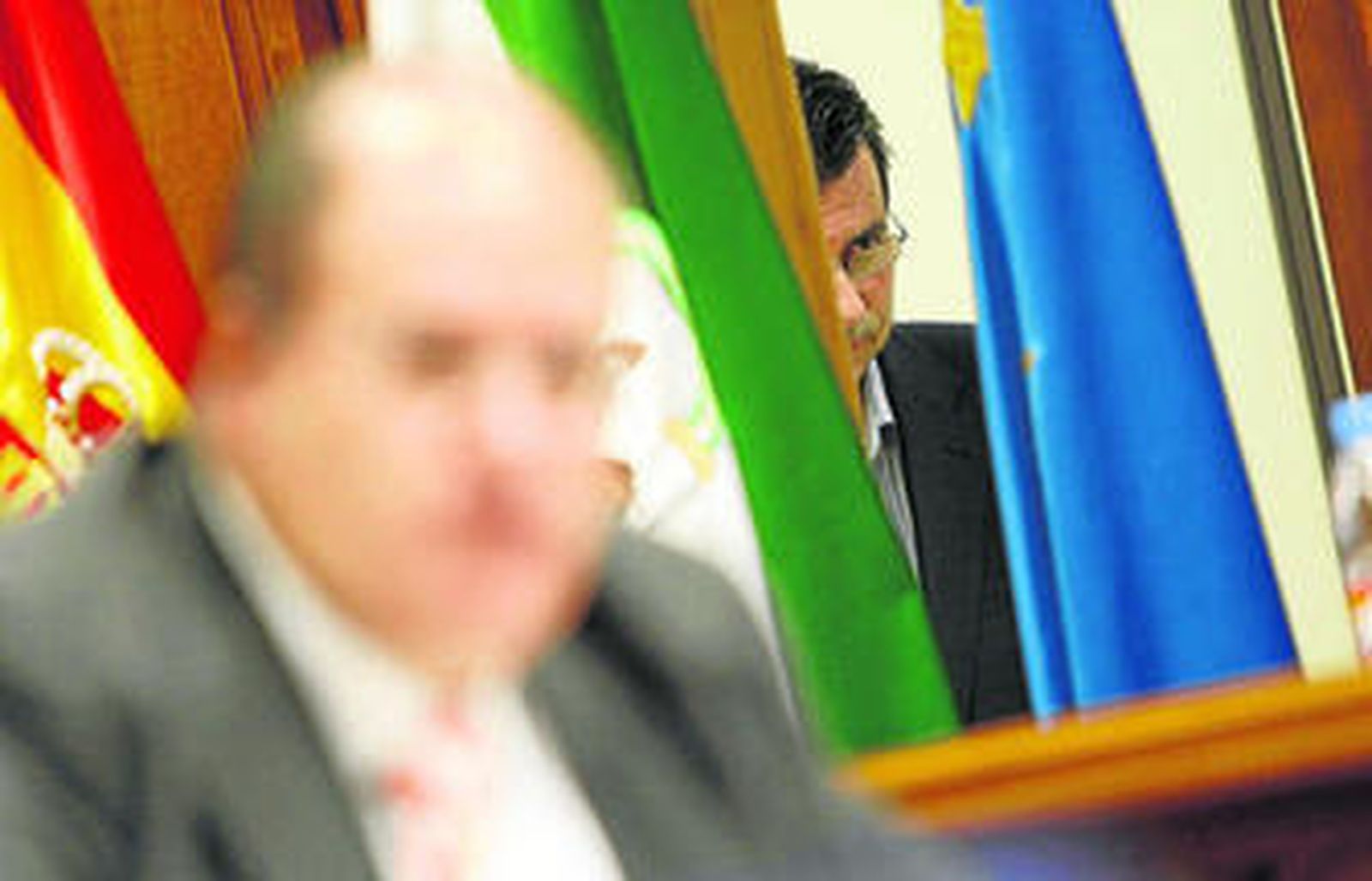 Juan Antonio Segura Vizcaíno observa desde detrás de las cortinas un pleno en la Diputación Provincial.