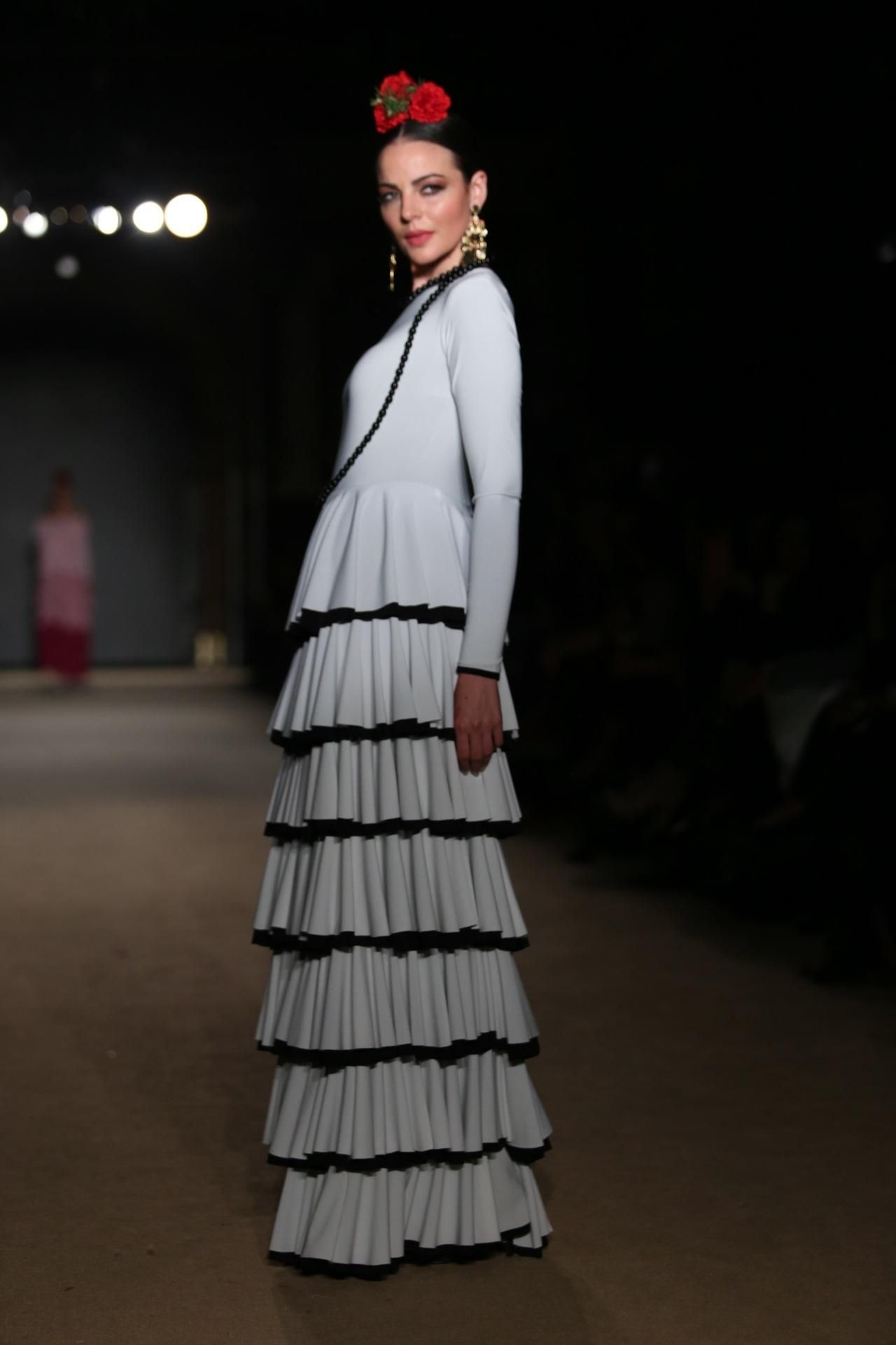 Cómo llevar el traje de flamenca blanco y negro esta temporada