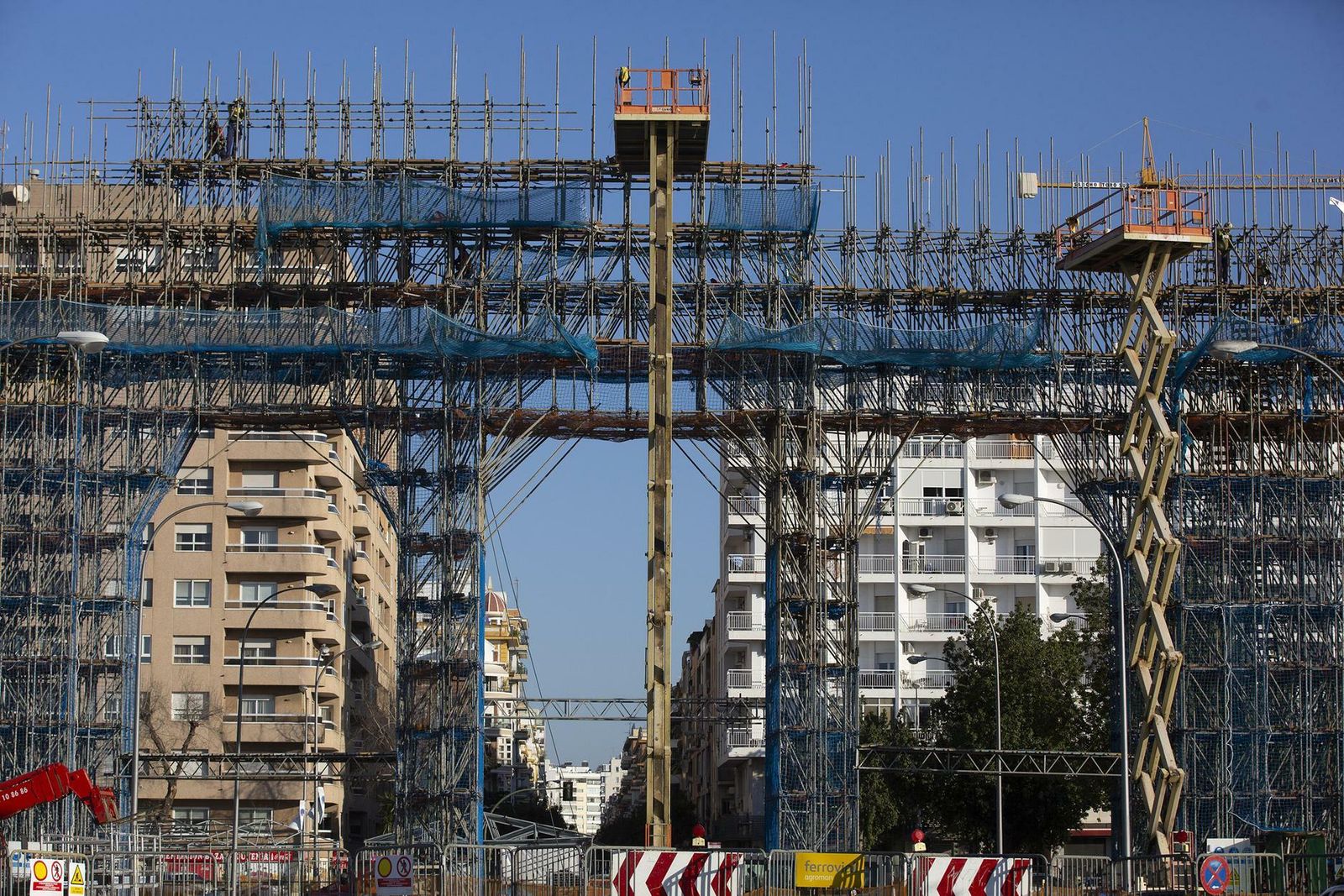 El 'esqueleto' de la portada de la Feria de Abril de Sevilla 2020.