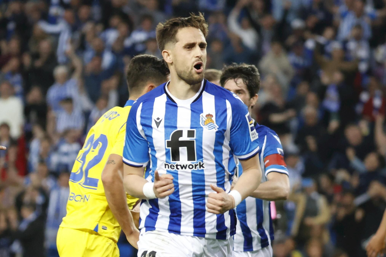 Januzaj celebra un gol suyo al Cádiz en el encuentro de esta temporada celebrado en Anoeta.