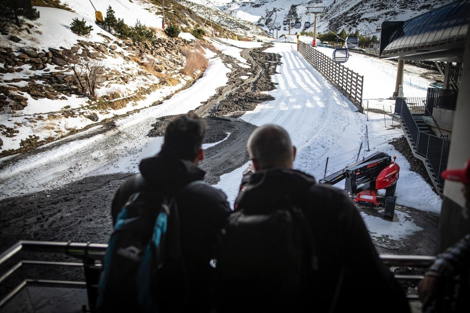 Fotogalería | La lengua de agua, nieve y barro que inunda Sierra Nevada