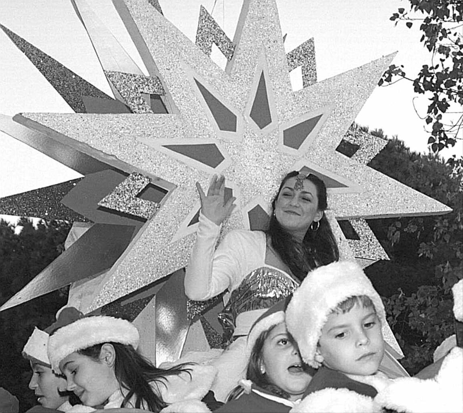 En la cabalgata de los Reyes Magos de 1999 la Estrella de Oriente eclipsó a Sus Majestades de Oriente. ¿No la reconocen? Sí, Niña Pastori se encargó ese año de guiar a Melchor, Gaspar y Baltasar en su recorrido por las calles de San Fernando. Curiosamente, ese año también salió en el cortejo otro conocido isleño, Monchi, aunque no como Rey Mago, sino como Papá Noel en la carroza de Acosafe