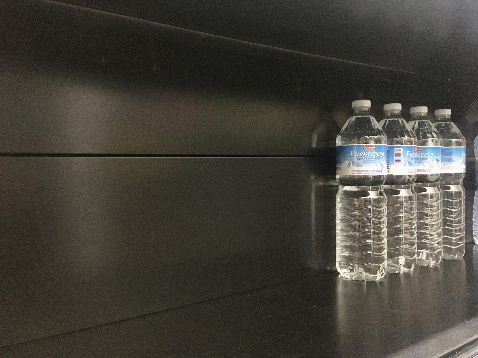 Agua mineral en un supermercado de Algeciras, este martes.