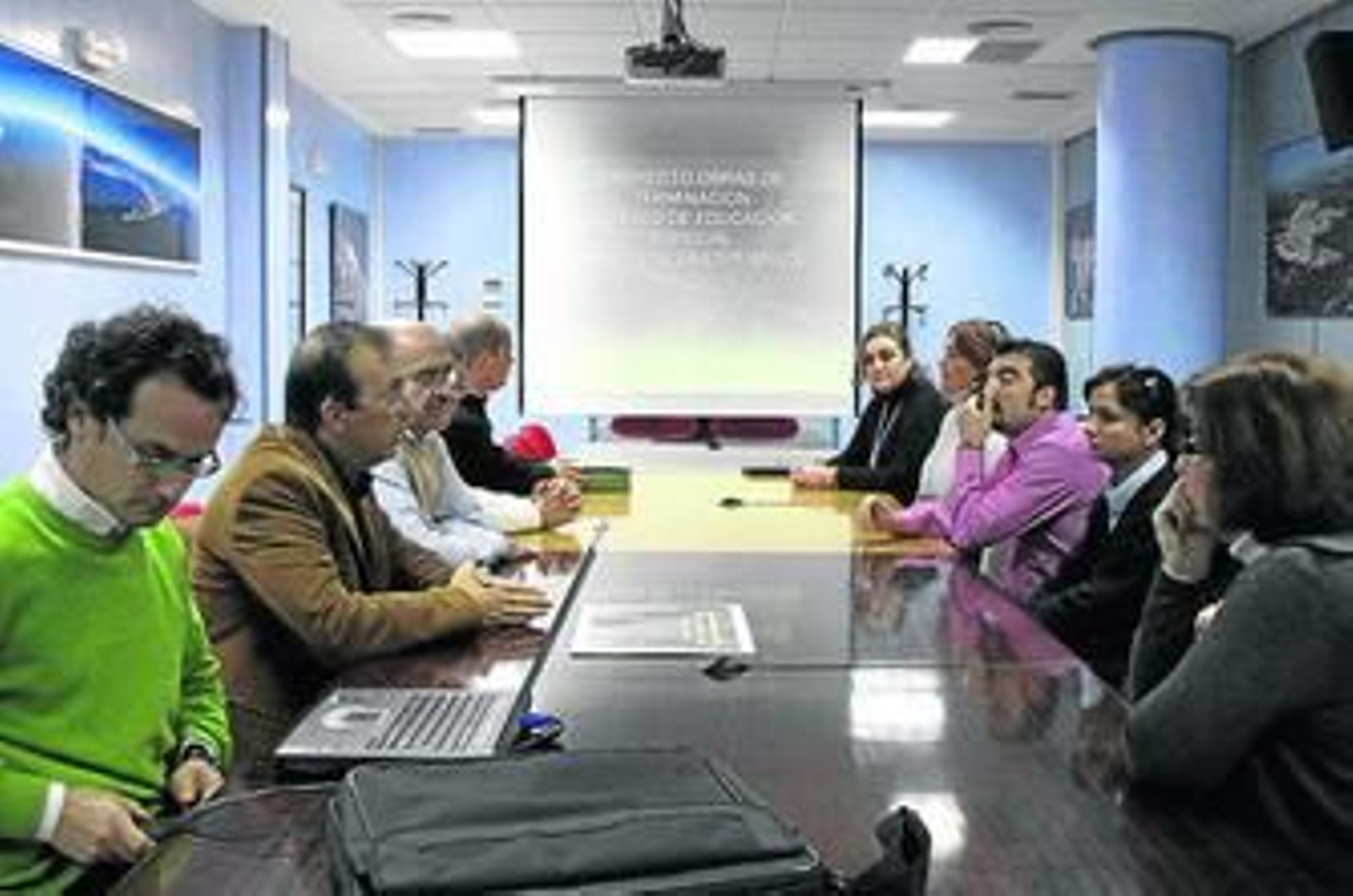 Imagen de la reunión celebrada ayer entre padres y técnicos en la Subdelegación.