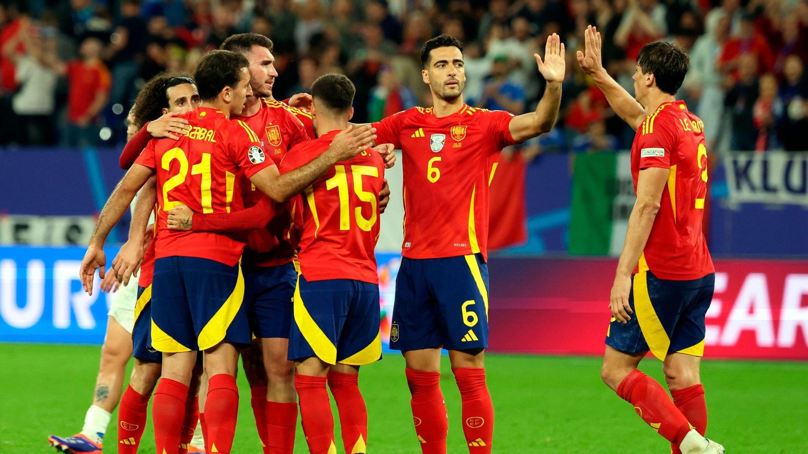 Los jugadores de la selección celebran el triunfo y la clasificación al final del partido.