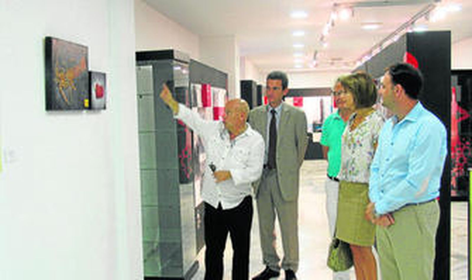 Bernardo Palomo explica un detalle de la muestra a Pilar Pintor, Alfonso Caravaca y Miguel Berraquero.