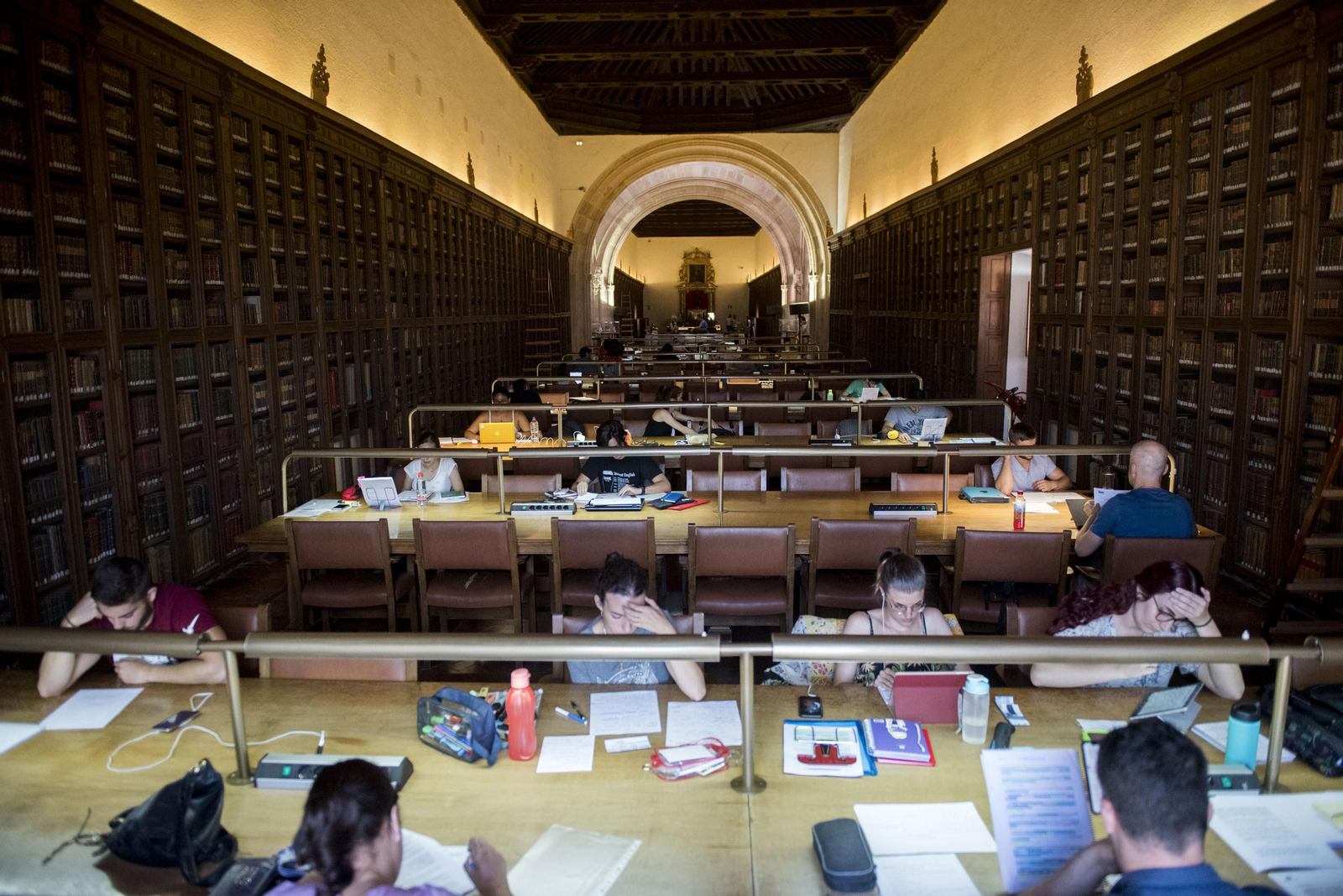 Exámenes a distancia en la Universidad de Granada: Test, programas antiplagio o entrevistas personales