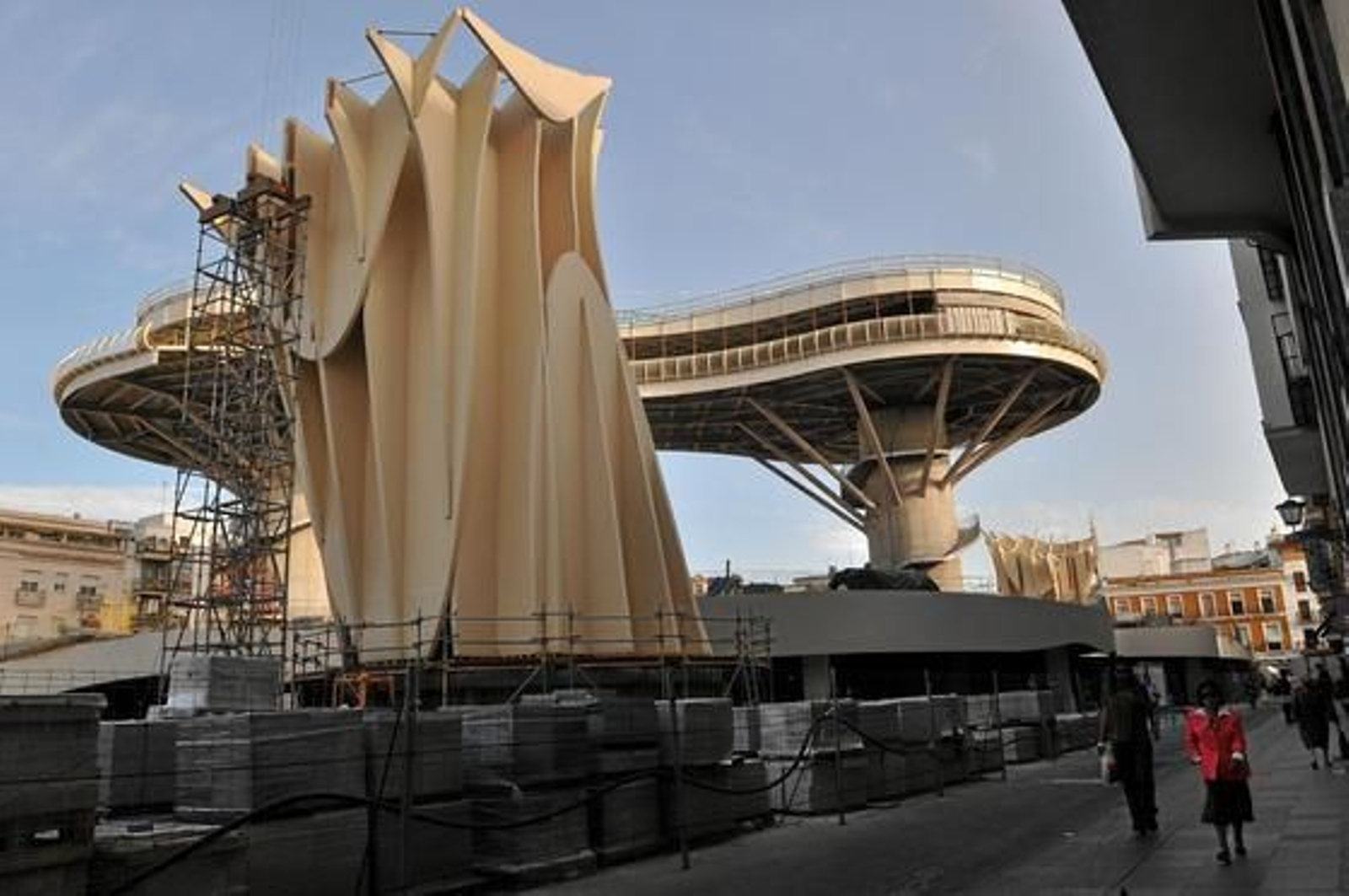 Transeúntes andando por una zona lateral de la obra.

Foto: Manuel Gómez