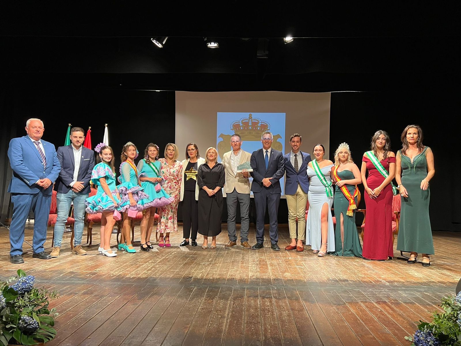 El pregonero, las reinas y damas, alcalde y ediles anoche en el inicio de la fiestas.