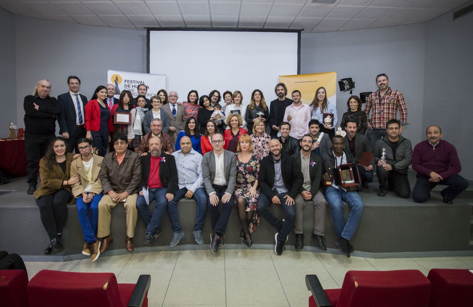 Foto de familia de los premiados con los galardones no oficiales de la 44 edición del Festival de Cine Iberoamericano, entregados en la mañana de ayer en la Casa Colón.