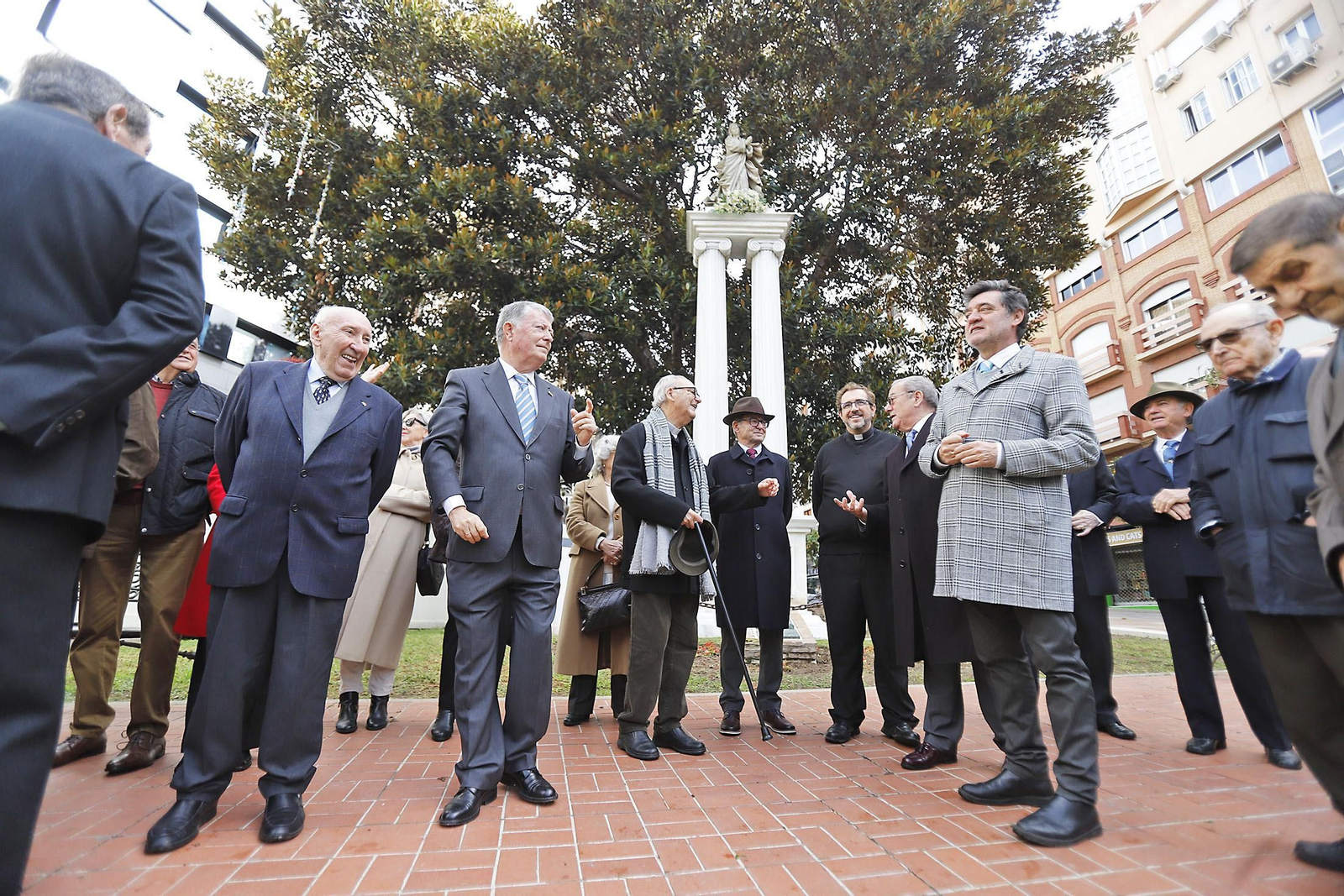 Imágenes de la Ofrenda de flores y rezo ante el monumento a la Inmaculada en Huelva