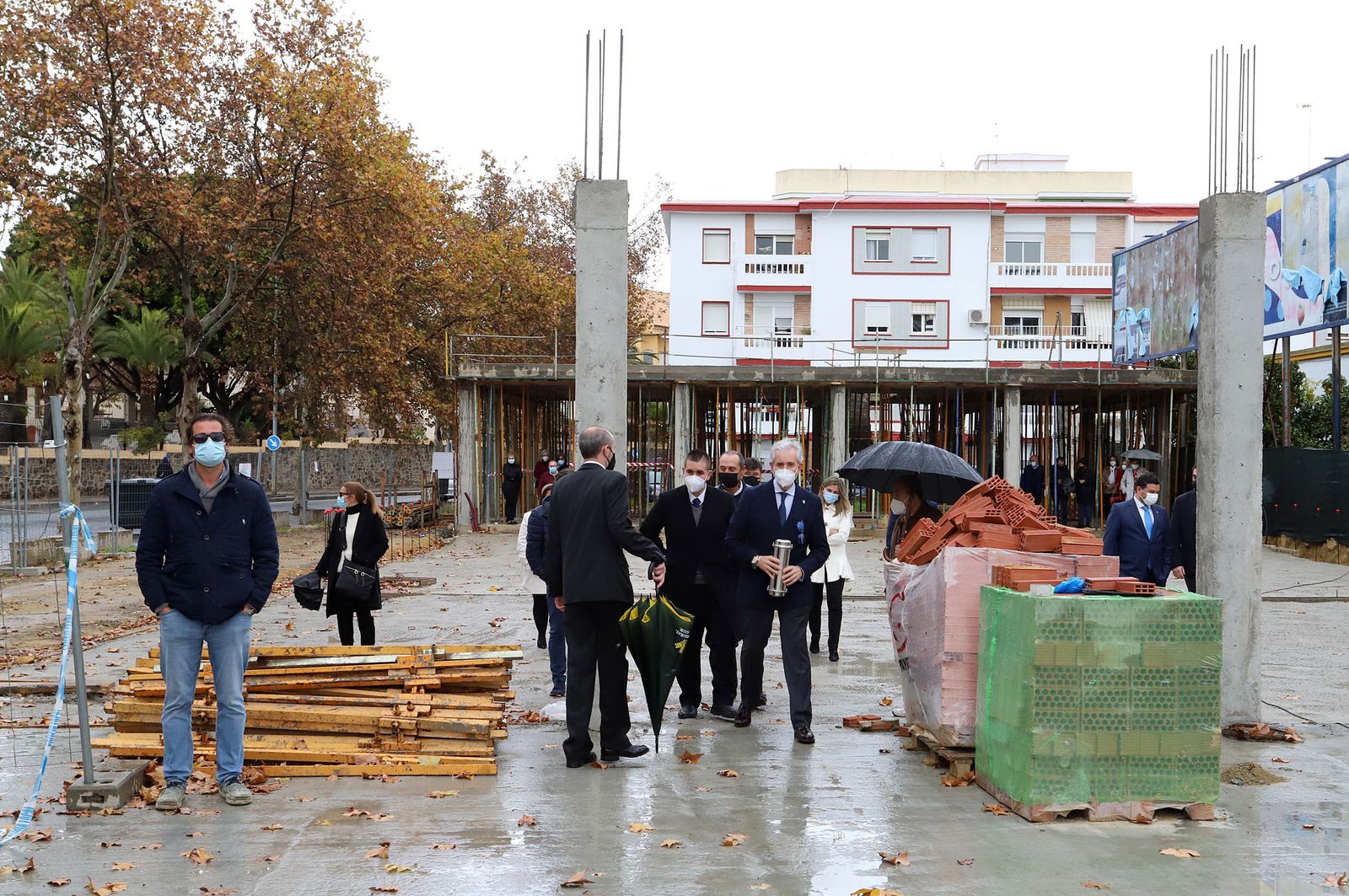 El Obispo de Huelva, Santiago Gómez, coloca la primera piedra de la nueva parroquia de Cristo Sacerdote, en imágenes