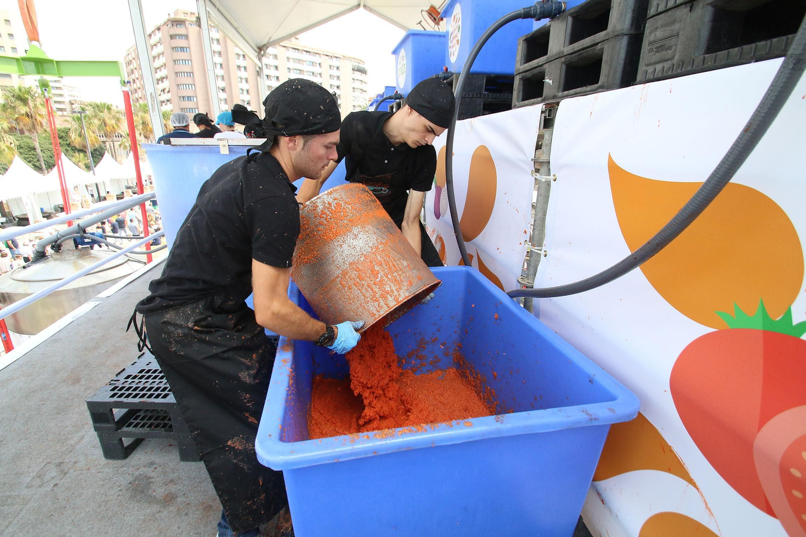 Fotogalería del récord Guinnes del gazpacho más grande del mundo