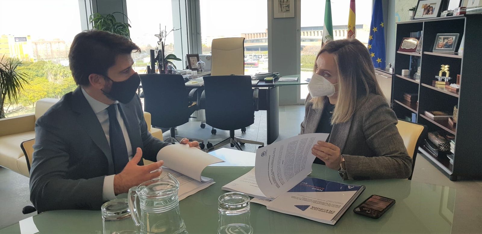 Beltrán Pérez con Marifrán Carazo, consejera de Fomento de la Junta, a quien ha dado a conocer las alegaciones del PP municipal al plan de movilidad de Sevilla.