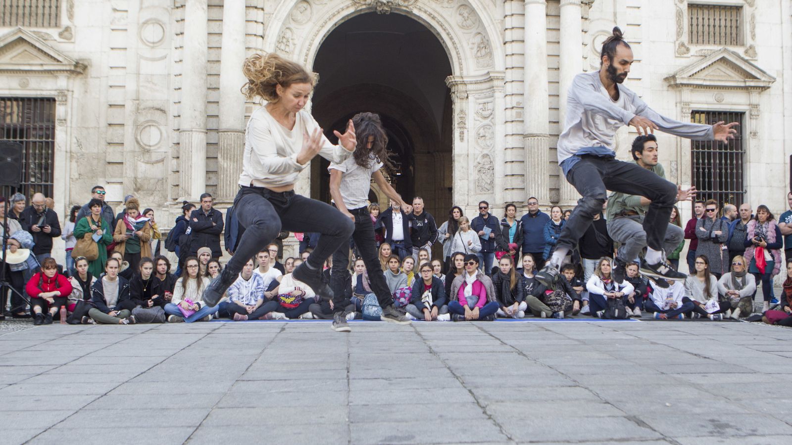 El Mes de Danza cuenta con varias piezas de danza que se desarrollan en la calle.
