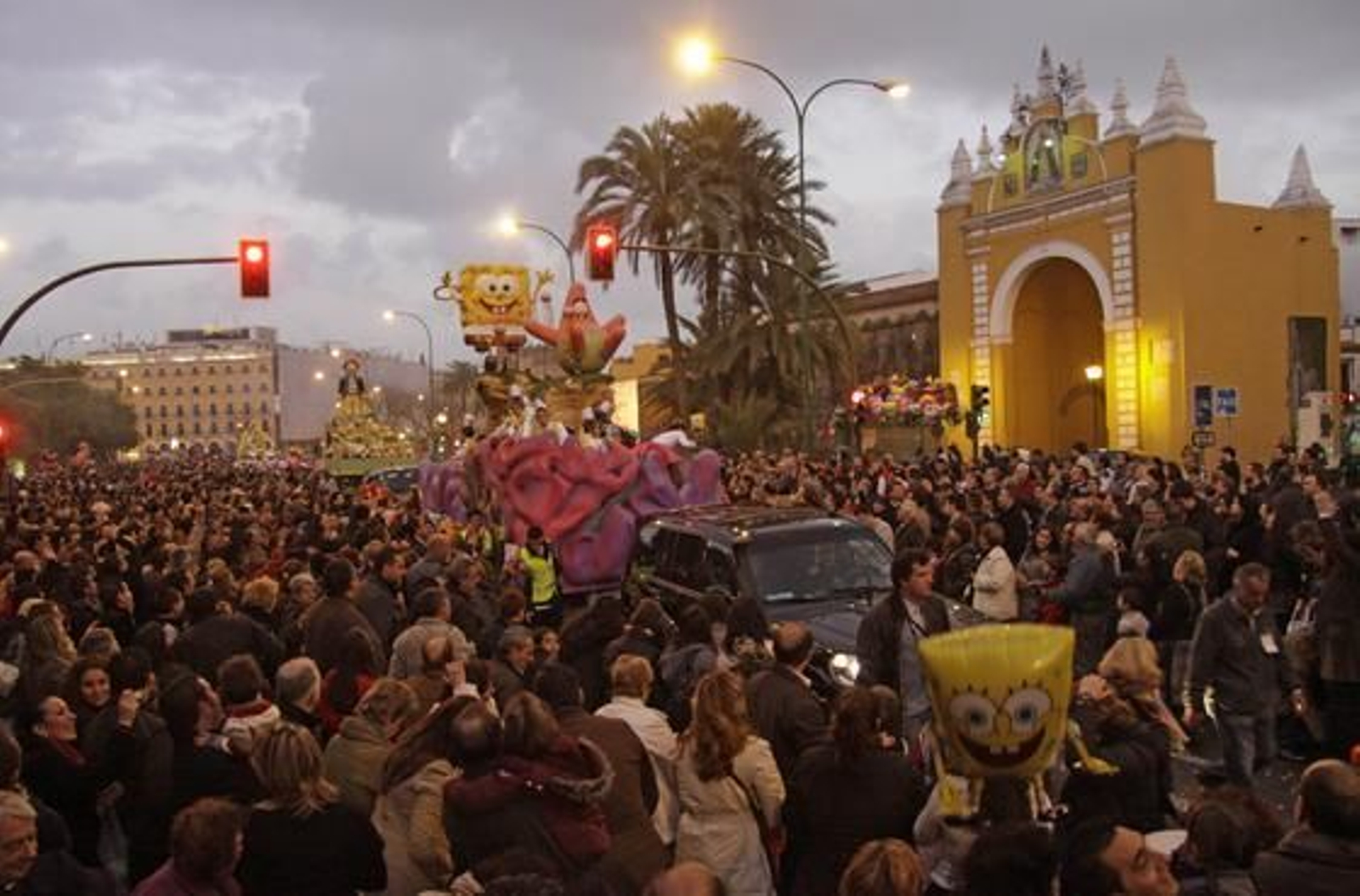 Las carrozas de la Cabalgata de los Reyes Magos en su paso por el Parlamento, en la Macarena.

Foto: Belén Vargas.