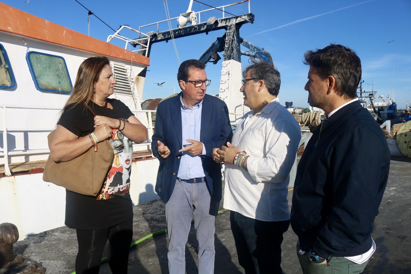 El presidente del Partido Popular en Huelva, Manuel Andrés González en el puerto de Isla Cristina.