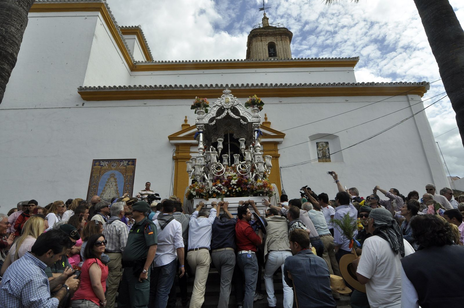 Paso de hermandades por Villamanrique, donde se coloca un Puesto de Mando Avanzado.