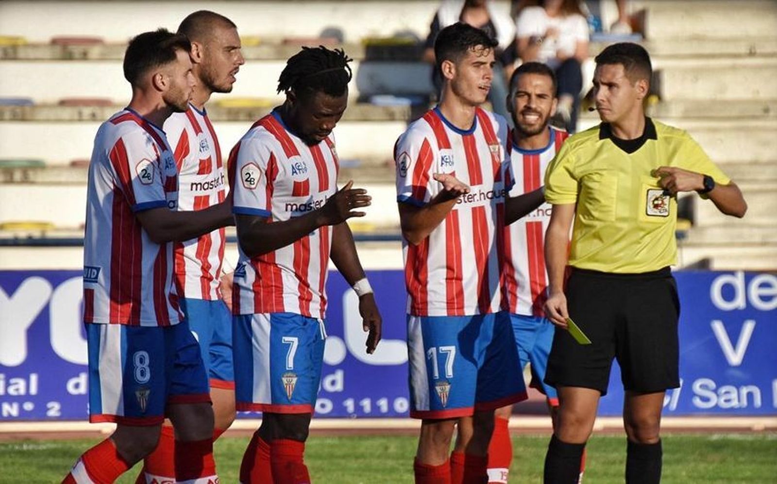 Iván (8) protesta al colegiado Hernández Maeso.