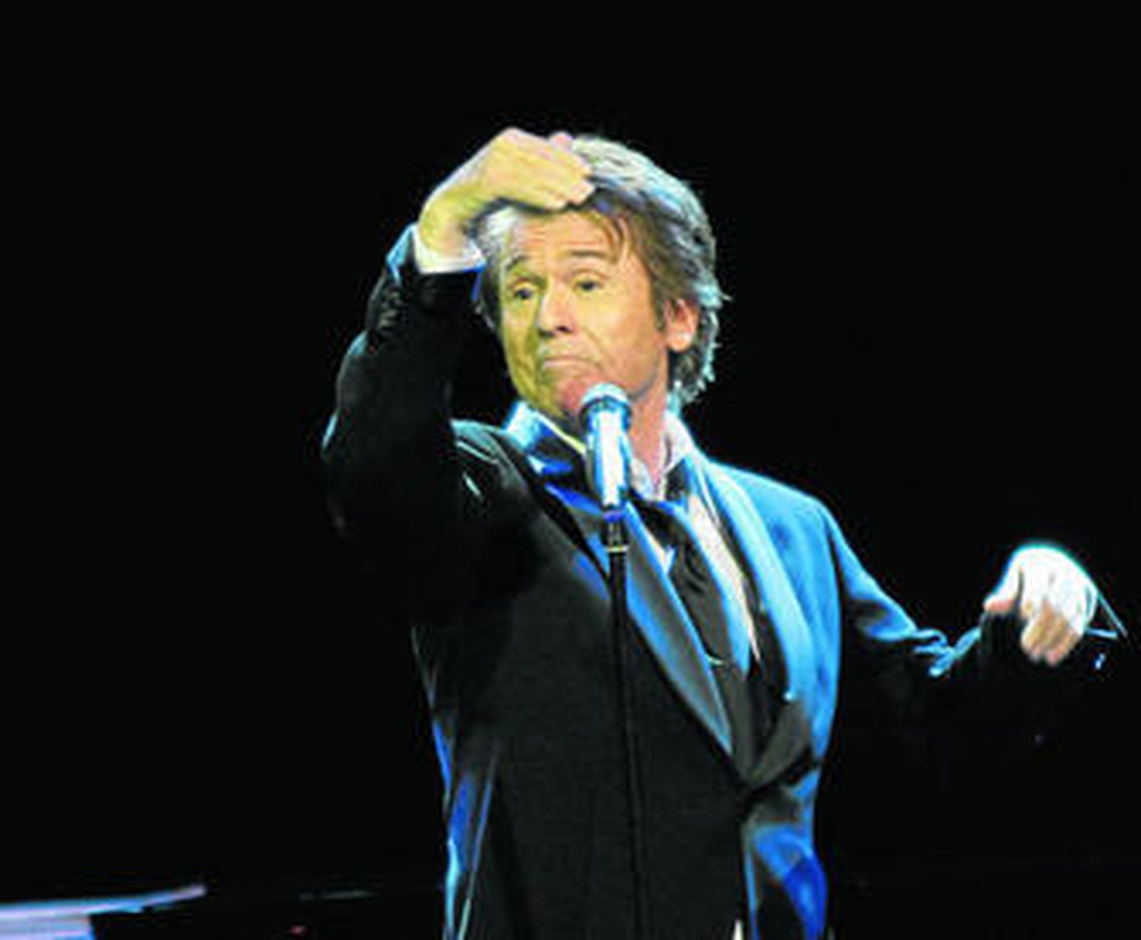 El cantante Raphael durante su último concierto en el Teatro Cervantes, en 2008.
