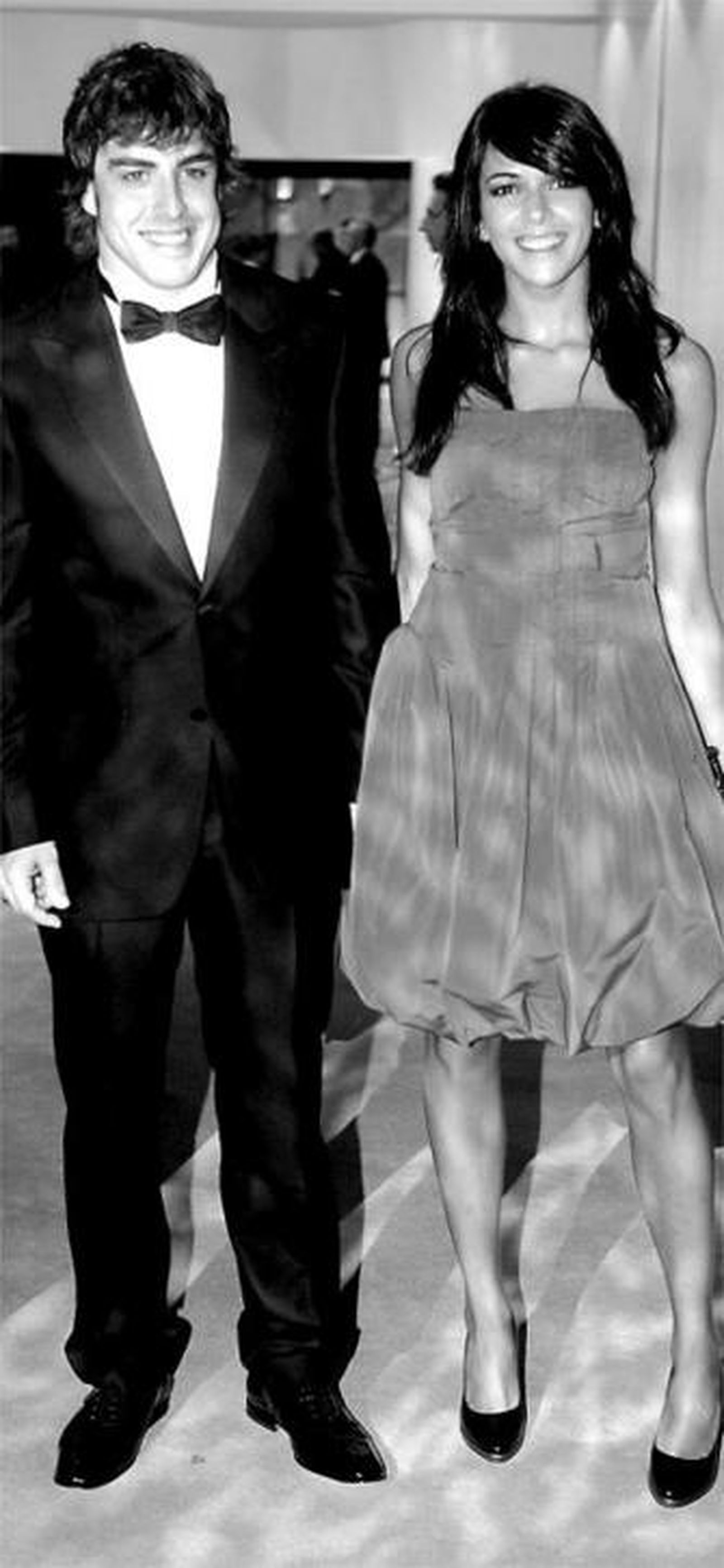 Alonso posa en Mónaco con su pareja, Raquel del Rosario.