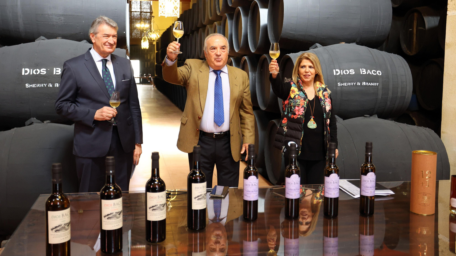 José Páez Morilla, entre la alcaldesa y el presidente del Consejo Regulador, en la presentación del vino.
