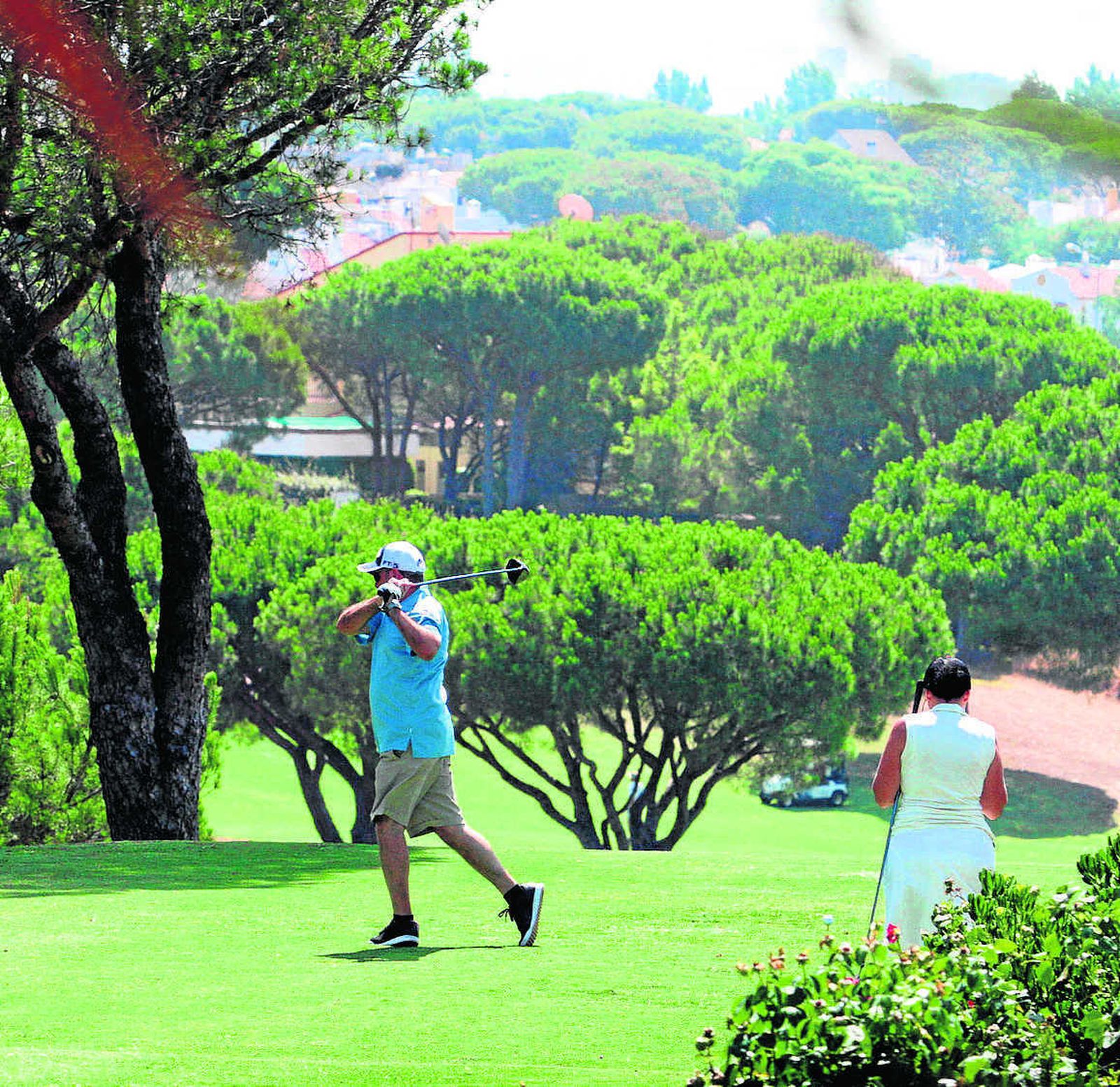 Una pareja juega al golf en Huelva.