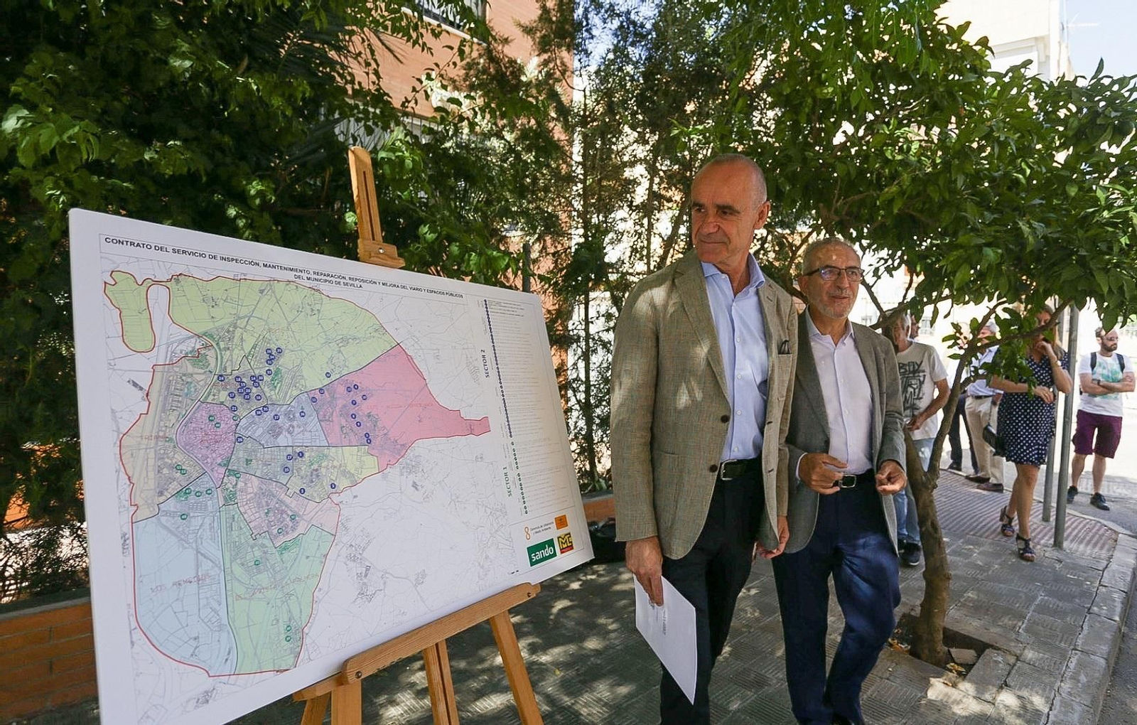 El alcalde, Antonio Muñoz, visita una de las actuaciones.