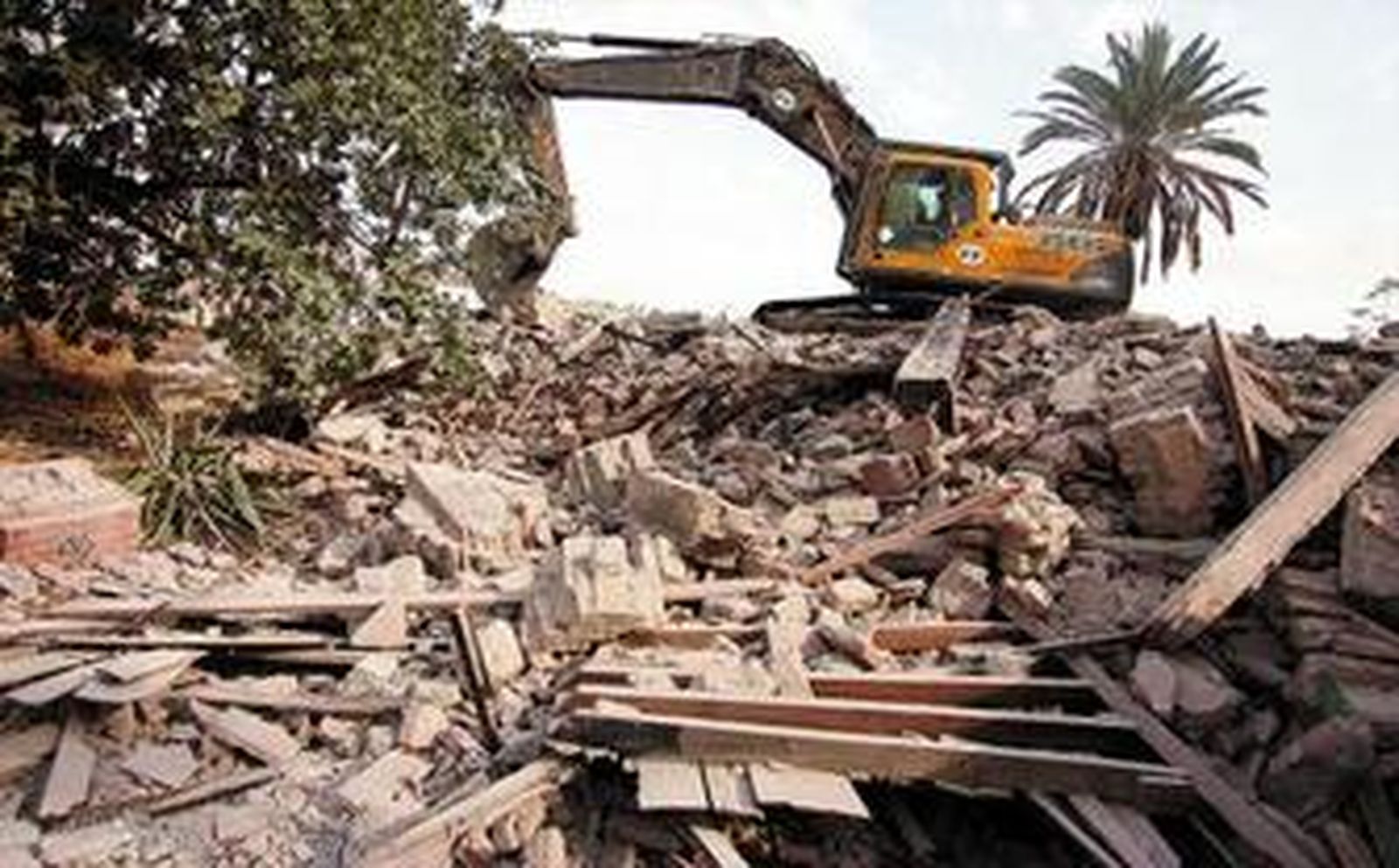 Momento del derribo del caserón de las Virreinas.
