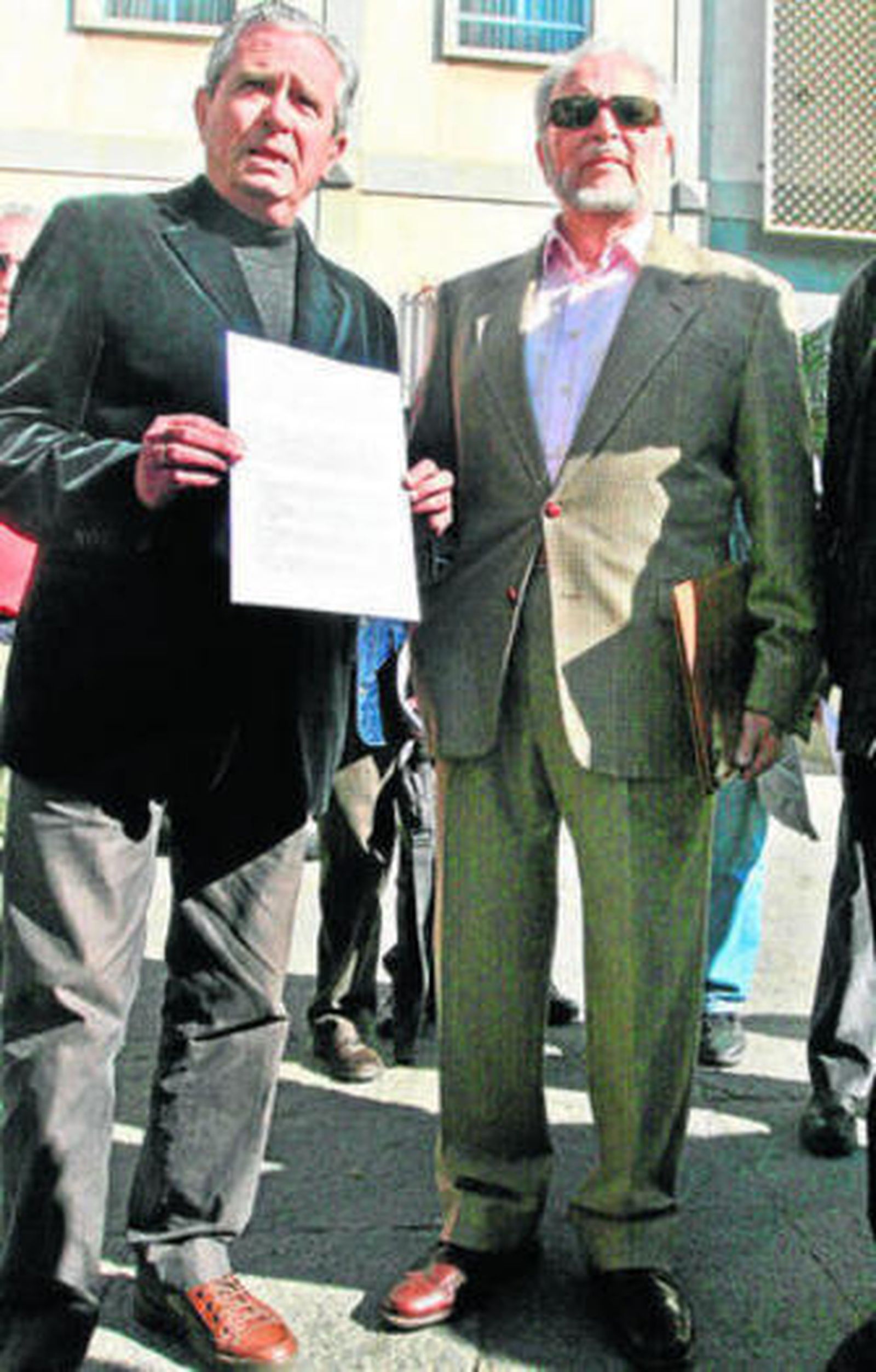 Herminio Trigo y Julio Anguita, ayer en Córdoba con la denuncia.