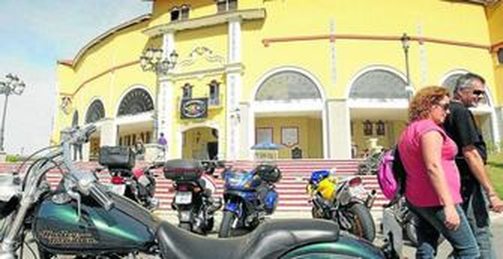 Una Harley Davidson aparcada frente a la plaza de toros La Montera, ayer.