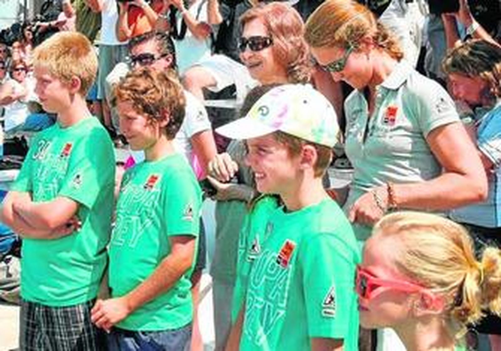 Doña Sofía junto a la infanta Elena y parte de sus nietos en el Real Club Náutico de Palma.