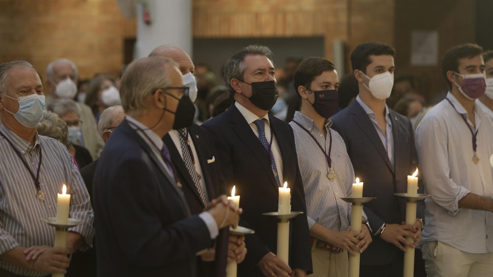 El alcalde de Sevilla, Juan Espadas, asiste a la misa.