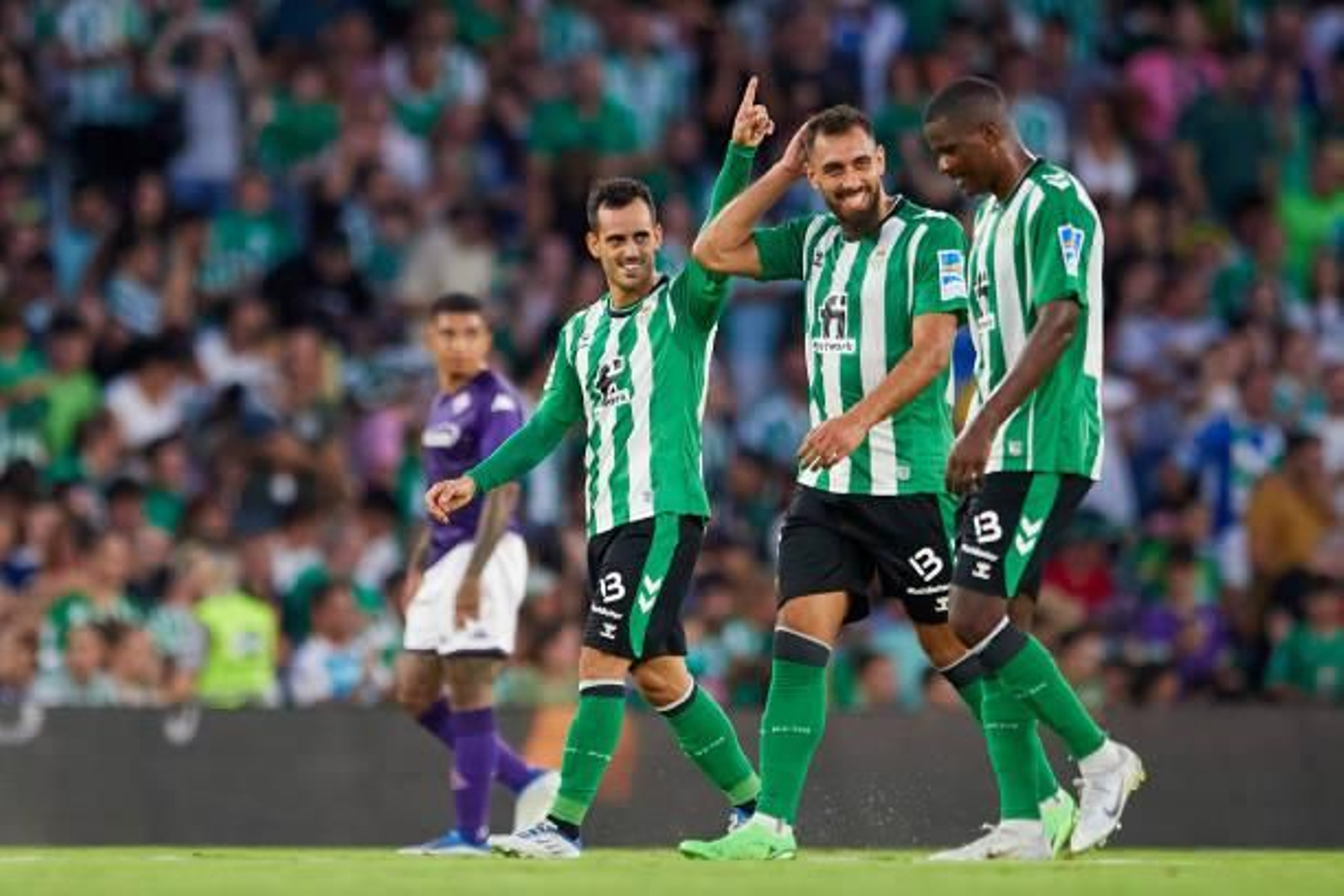 Juanmi, Borja Iglesias y William Carvalho celebran un gol del Betis contra la Fiorentina