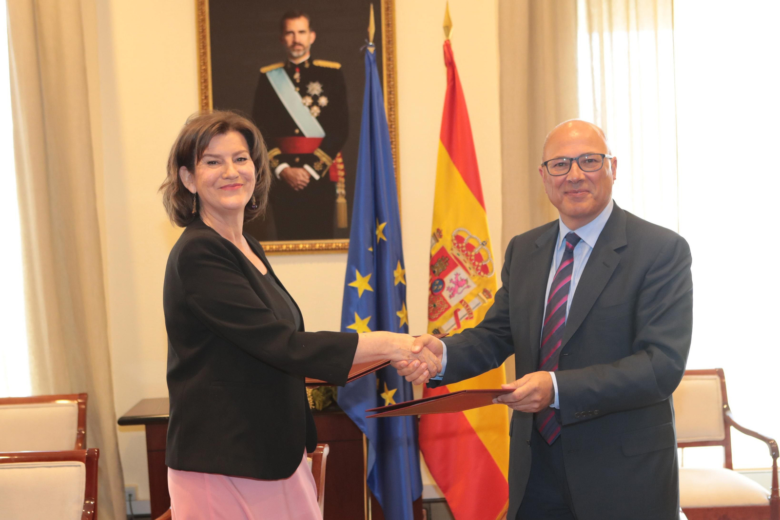 La presidenta de Navantia, Susana de Sarriá, y el secretario de Estado de Defensa, Ángel Olivares, tras la firma de la orden de ejecución de las fragatas.