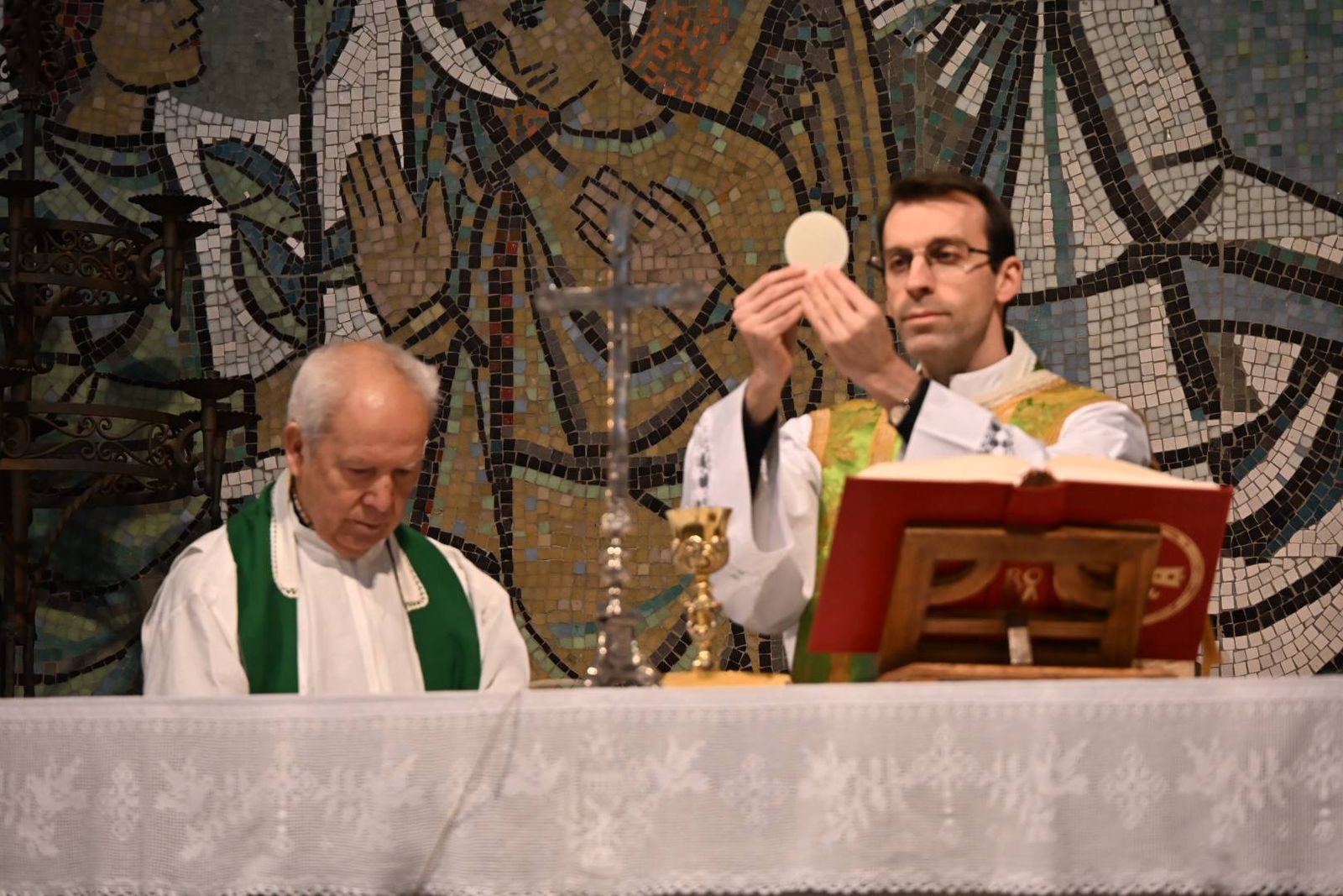 Las imágenes del homenaje de Villa del Río a su párroco emérito, Manuel Tirado Fernández