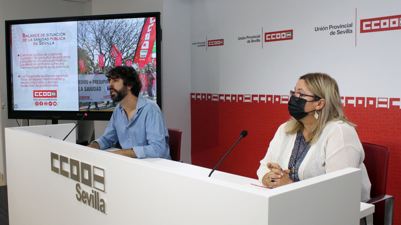El secretario general de CCOO de Sevilla, Carlos Aristu, y la secretaria general de Sanidad, Mª José Wanceulen, ayer en rueda de prensa.